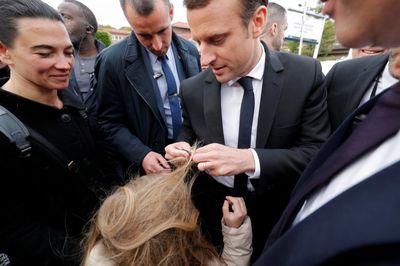 گیرکردن موی بلند یک دختربچه به دکمه کت نامزد ریاست جمهوری فرانسه +عکس