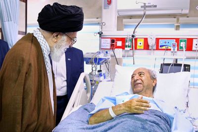 عیادت رهبر انقلاب از پروفسور تربیت، از جراحان به‌نام قلب ایران