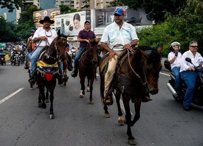معترضان ونزوئلا با اسب، ماشین و دوچرخه خیابان‌ها را بستند