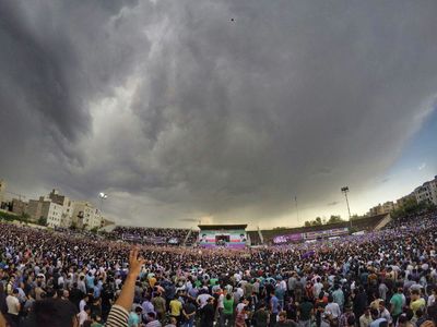جمعیت حامیان روحانی در ورزشگاه تختی مشهد +عکس