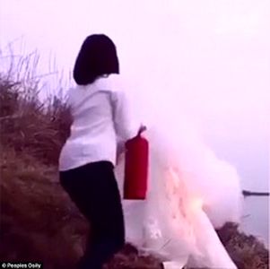 عروس‌چینی لباس عروسی‌اش را به خاطر عکس‌گرفتن آتش زد