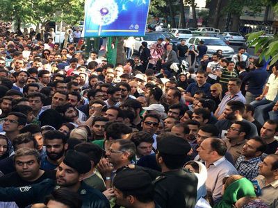 ازدحام جمعیت حسینیه ارشاد را قفل کرد +عکس