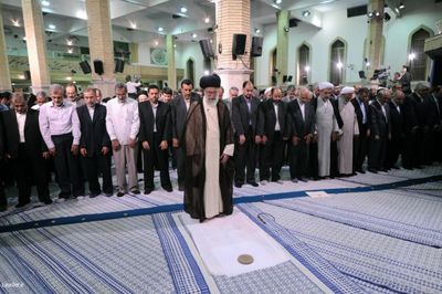 اقامه نماز‌جماعت ظهر و عصر به امامت رهبر انقلاب در ماه‌ رمضان