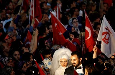 حضور یک عروس و داماد در سالگرد کودتای ترکیه! +عکس