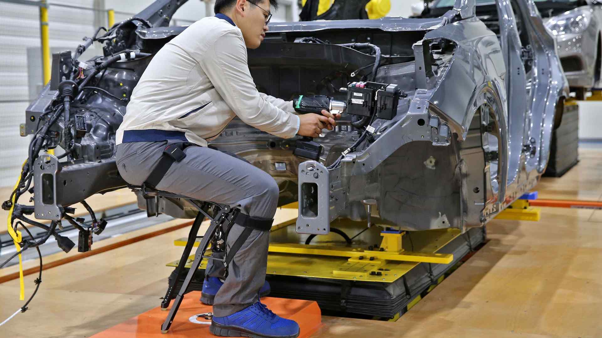روبات‌های پوشیدنی در خودروسازی کره (+عکس)