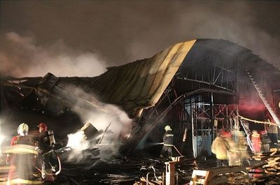 آتش‌سوزی گسترده در کارگاه ۲هزار متری تولید مبل +عکس