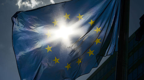کمیسیون اقتصادی اروپا رشد منطقه یورو را با کاهش پیش‌بینی کرد