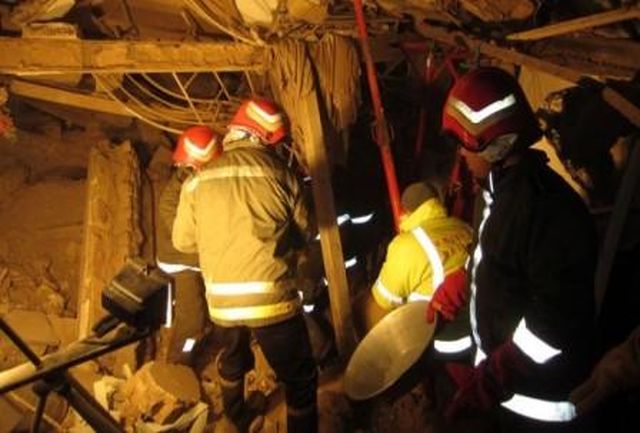 ریزش ساختمان قدیمی در بازار تهران/ احتمال وجود 4 کارگر در زیر آوار