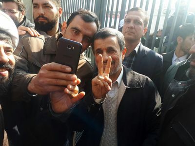 سلفی با احمدی‎نژاد در حاشیه راهپیمایی ۲۲بهمن +عکس
