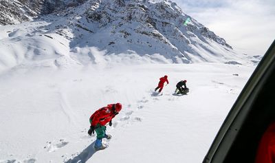 آغاز عملیات تفحص با اعزام یک تیم ۶ نفره به قله دنا