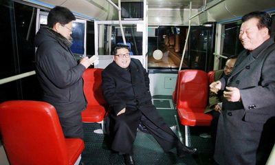 اتوبوس‌سواری شبانه رهبر کره شمالی و همسرش +عکس