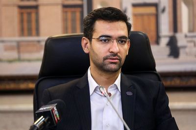 آذری جهرمی: دولت مسئولیتی در توسعه پیام‌رسان‌ها ندارد