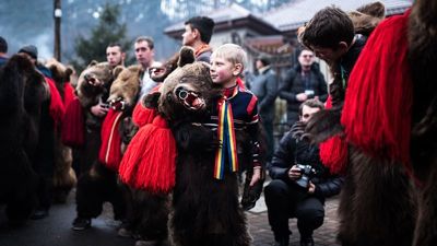 رقص با لباس خرس‌ها در عکس روز نشنال جئوگرافیک +تصویر