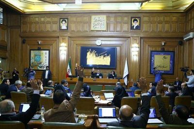 اعضای شورای شهر دو فوریت تغییر تقویم شش ماه شورا رای دادند