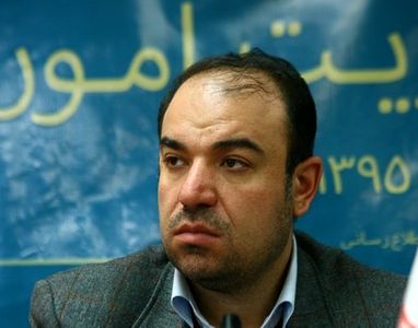 دست سرپرست جدید را می‌فشارم