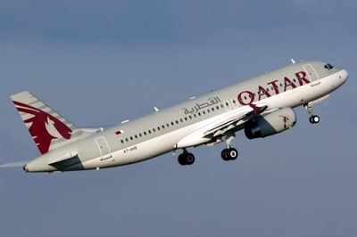برخاستن دود از چرخ‌های هواپیمای قطری در فرودگاه امام