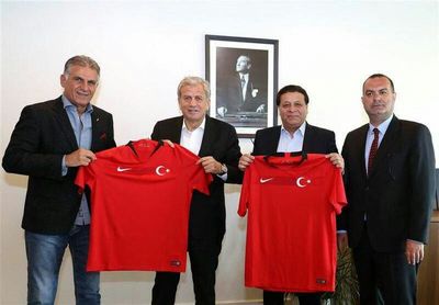 اهدای پیراهن تیم ملی ترکیه به کی‌روش +عکس