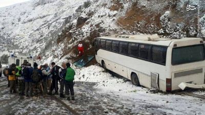 برخورد اتوبوس مسافربری با کوه در گردنه برفی حیران