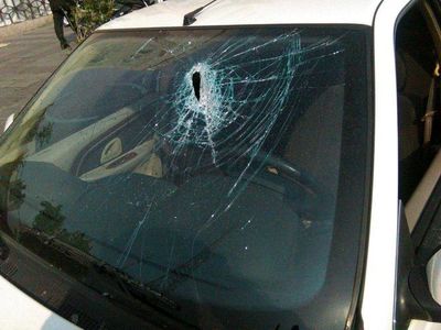 حمله به خودروی نماینده سبزوار مقابل مجلس +تصاویر