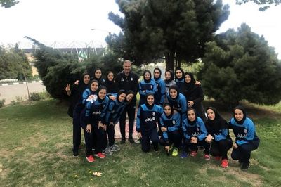 عکس یادگاری کی‌روش با بازیکنان تیم ملی فوتسال بانوان