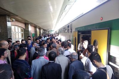 ازدحام مسافران مترو در ایستگاه چیتگر