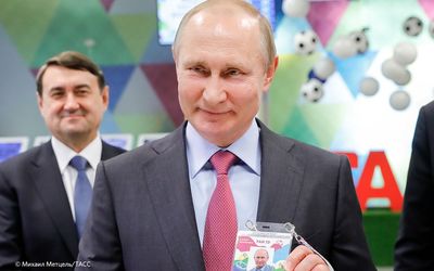 پوتین و اینفانتینو پاسپورت‌های هواداری جام جهانی را گرفتند