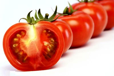 رگه‌های سفید گوجه فرنگی مضر است؟