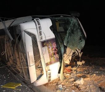 ۲۲ کشته و زخمی در حادثه واژگونی اتوبوس حامل دانش‌آموزان
