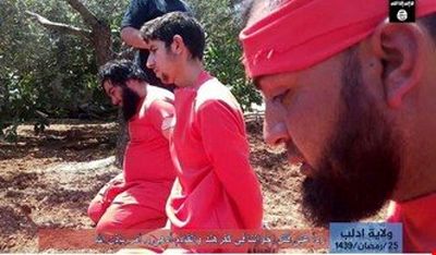 داعش ۳ نفر از اعضای النصره را سر برید +عکس