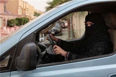 ماموران زن راهنمایی و رانندگی در عربستان به کمک می‌آیند