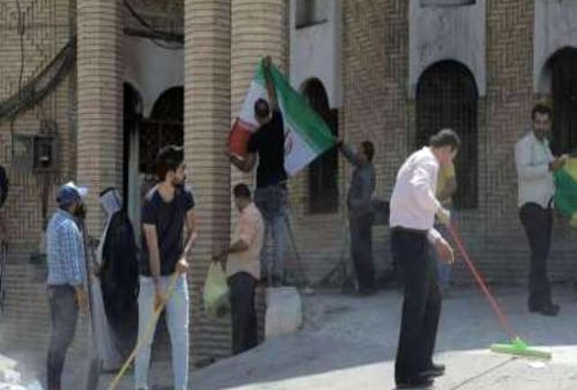جوانان بصره کنسولگری ایران را آب و جارو کردند