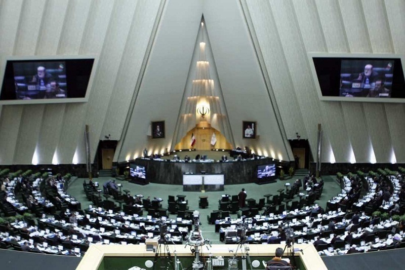 نماینده میانه در اعتراض به شرایط اقتصادی کشور تحصن کرد