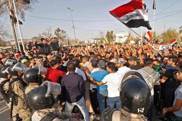 ۲ کشته و ۱۱ زخمی در درگیری معترضان با نیروهای امنیتی در بصره عراق