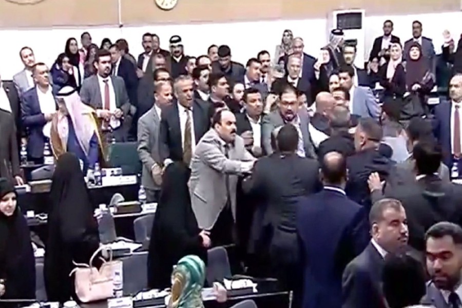 جلسه فوق العاده پارلمان عراق با درگیری فیزیکی آغاز شد