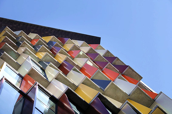 نمای پارامتریک ساختمان مسکونی-تجاری با موزاییک‌های رنگی