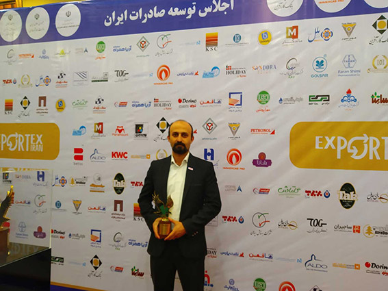 دریافت نشان عقاب طلایی مدیریت موفق توسط هافمن در اجلاس توسعه صادرات ایران-اکسپورتکس