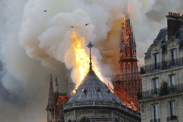 کلیسای تاریخی نوتردام در آتش سوخت