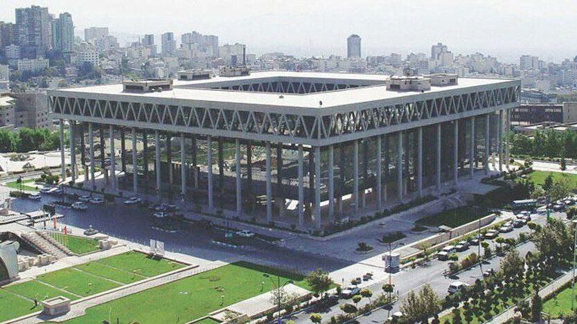 تحلیل معماری ساختمان شیشه‌ای صداوسیما: نماد مدرنیته ایرانی