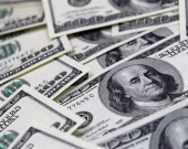 کاهش قیمت دلار ادامه دارد/ حباب گرانی کالا شکننده است
