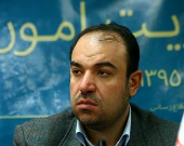 دست سرپرست جدید را می‌فشارم