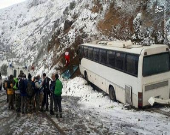 برخورد اتوبوس مسافربری با کوه در گردنه برفی حیران