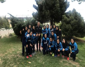 عکس یادگاری کی‌روش با بازیکنان تیم ملی فوتسال بانوان