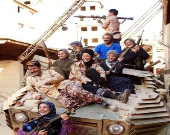 خانواده نقی معمولی روی نفربر زرهی +عکس