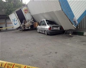 سقوط کانکس روی ۲ خودرو +تصاویر