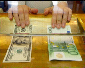 کاهش ارزش یورو در برابر دلار ادامه دارد