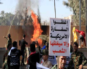 مردم عراق به صورت گسترده در مقابل سفارت آمریکا تجمع کردند
